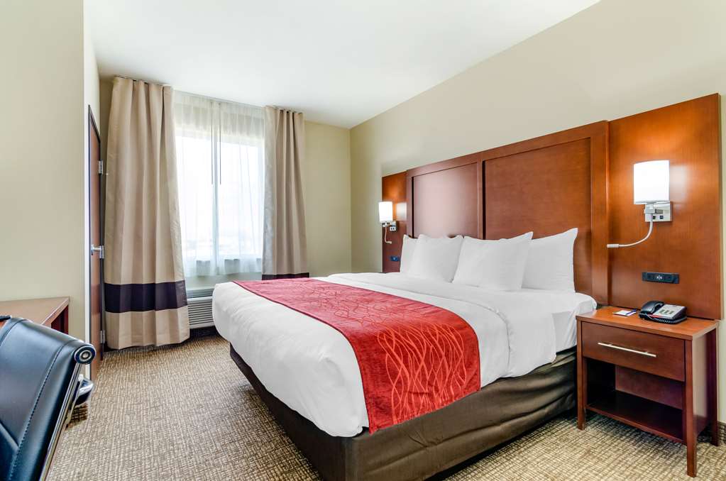 COMFORT INN AND SUITES SALINA NORTH-guestroom-Guest Room,Suite,On-Site.jpg