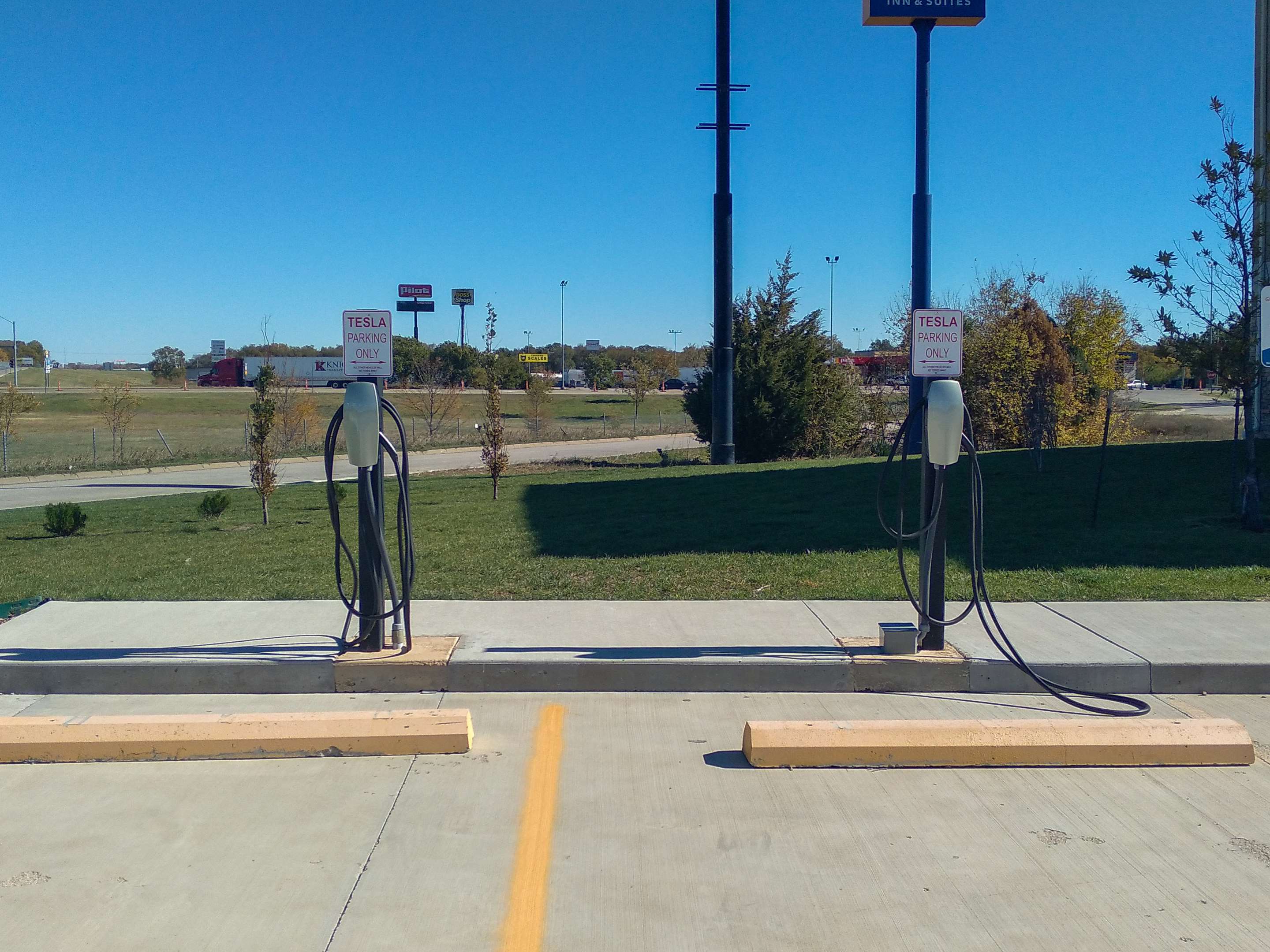 Electronic vehicle charging station