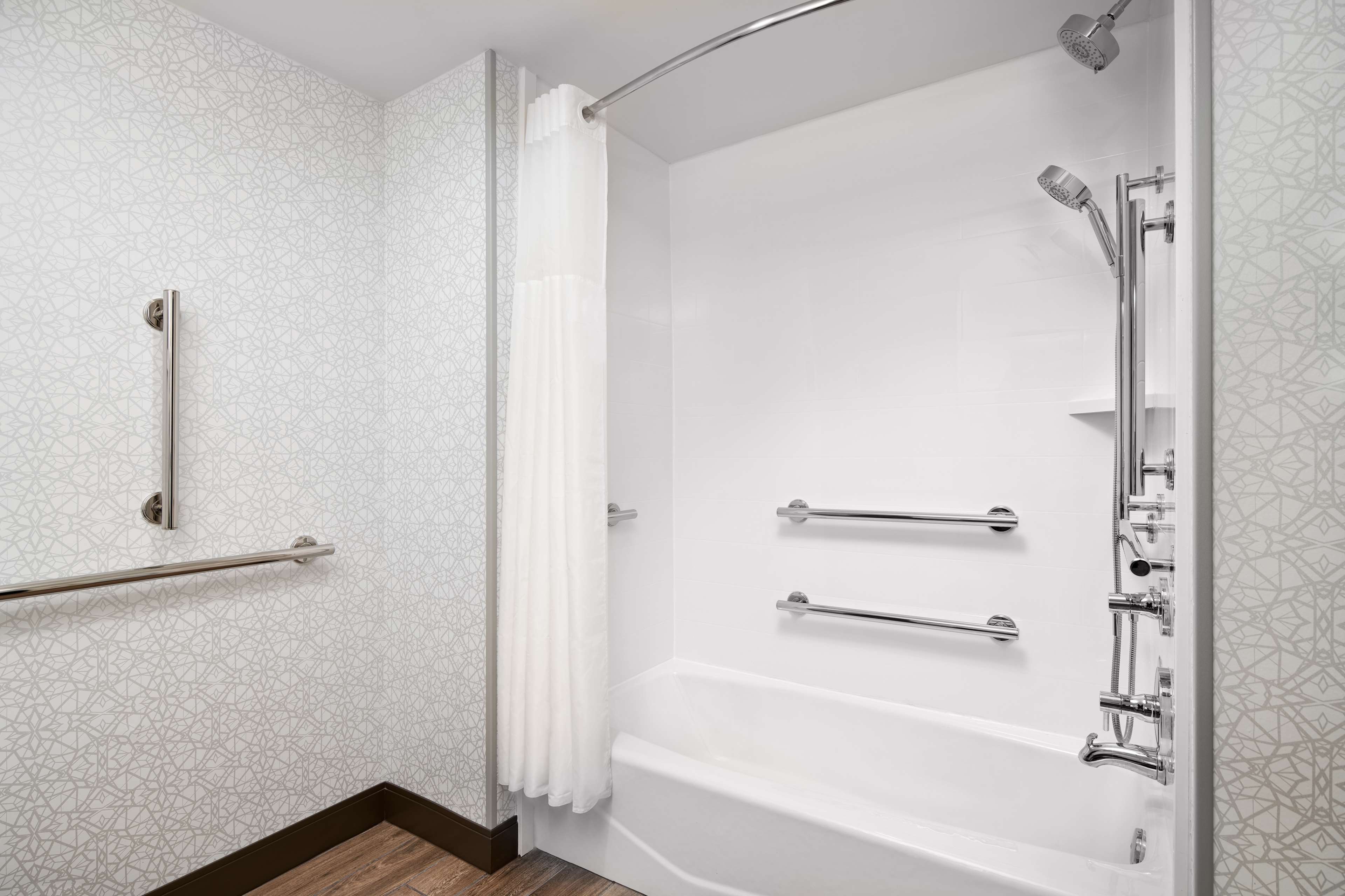 Hampton Inn by Hilton Clewiston Room Type - 1 KING MOB HEAR ACC TUB