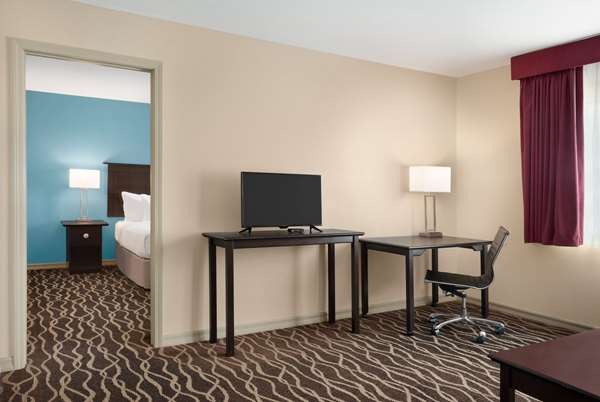  - Days Inn & Suites Sikeston - I-55, Exit 67