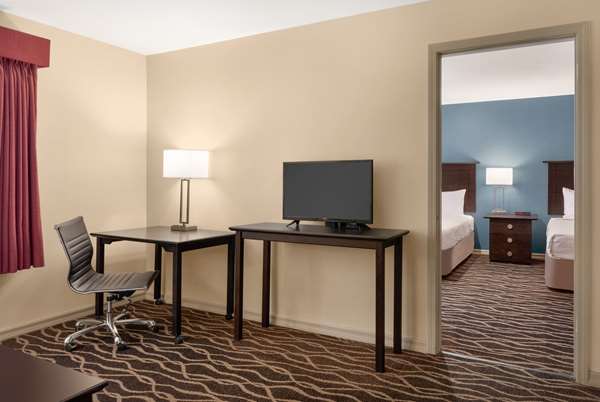 - Days Inn & Suites Sikeston - I-55, Exit 67