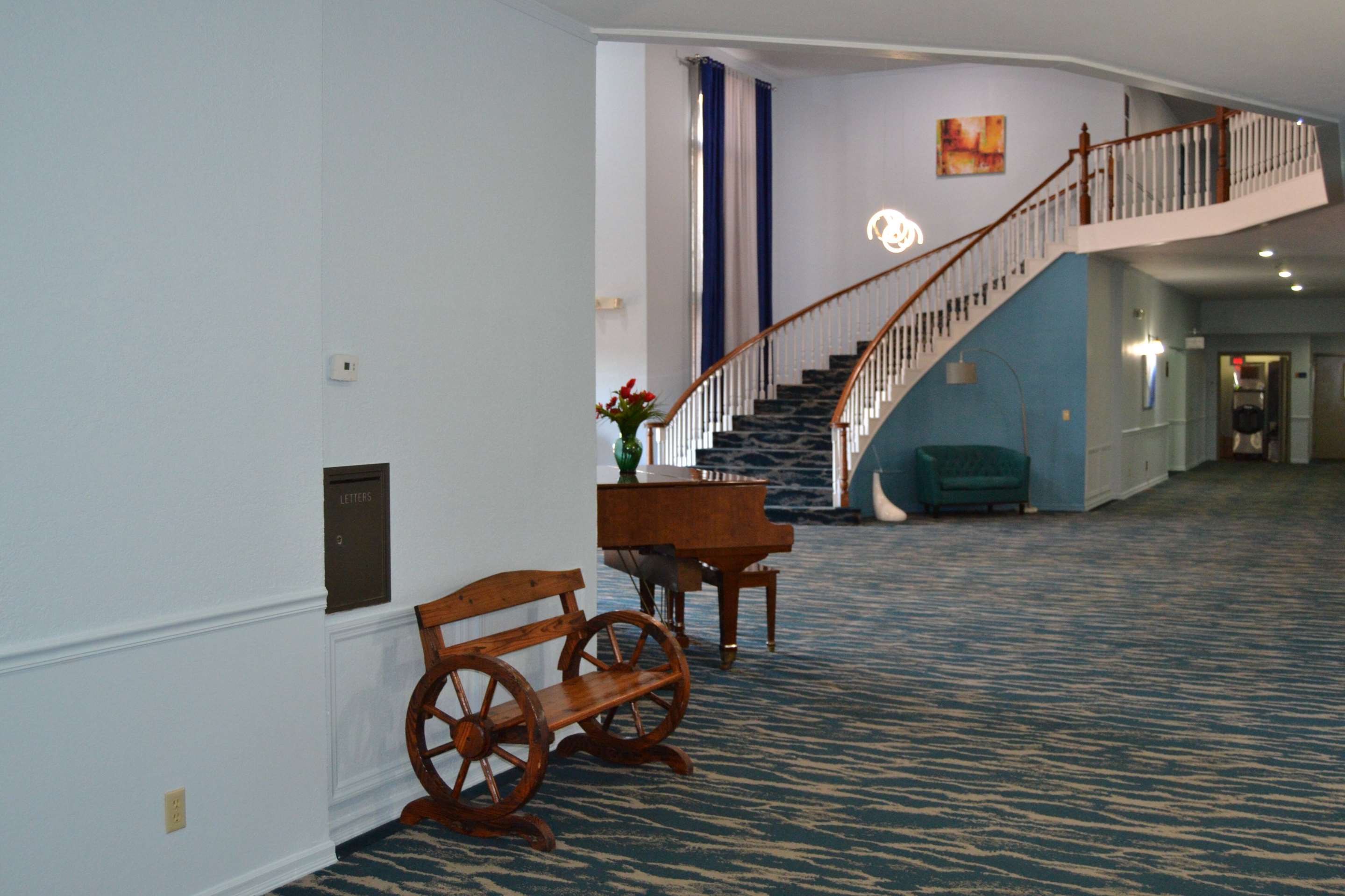 Lobby | Days Inn and Suites by Wyndham Sikeston