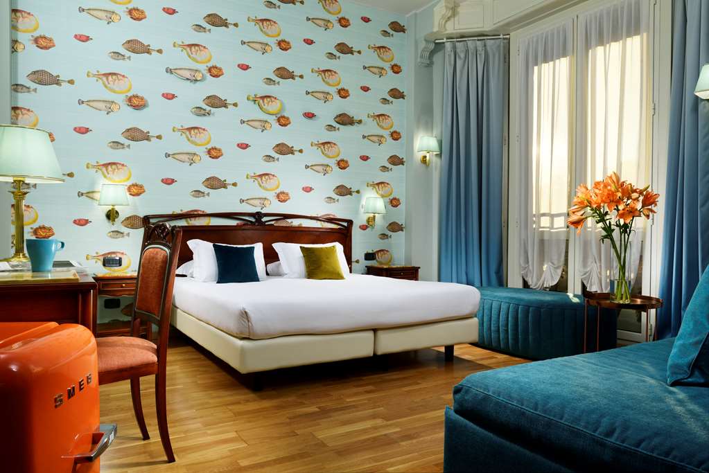 HOTEL CONTINENTAL-guestroom-Guest Room,Bed,Queen bed,Guest Room Amenity,Minibar,Safe,Pets,On-Site,Telephone.jpg