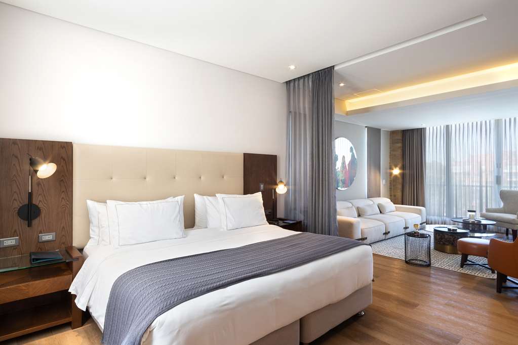CASSA LUXURY HOMES-guestroom-Guest Room,On-Site.jpg