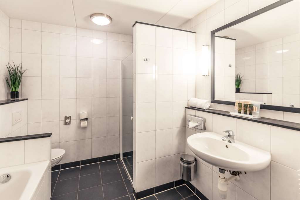 VAN DER VALK HOTEL CUIJK-guestroom-Guest Room,Bathroom,On-Site.jpg