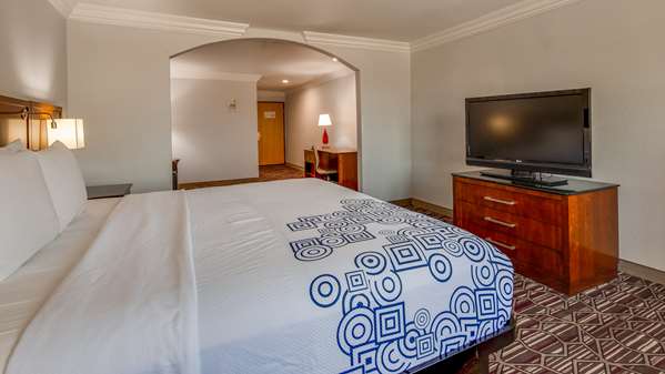Suite - SureStay Plus Hotel by Best Western Southwest Benbrook - I-20, Exit 429B