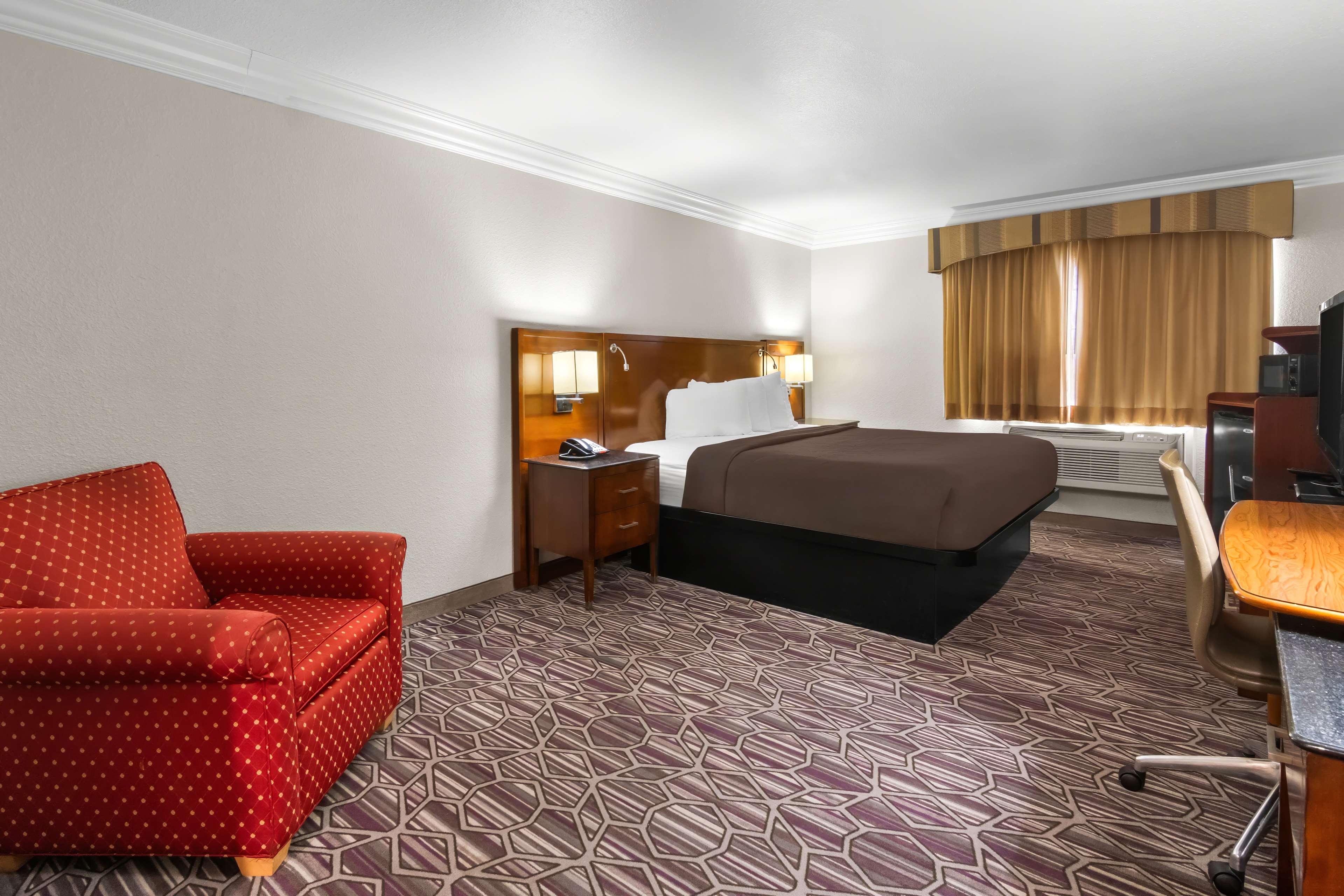 SureStay Plus by Best Western Benbrook Fort Worth Room Type - 1 King Bed, Non-Smoking, Microwave And Refrigerator, Full Breakfast