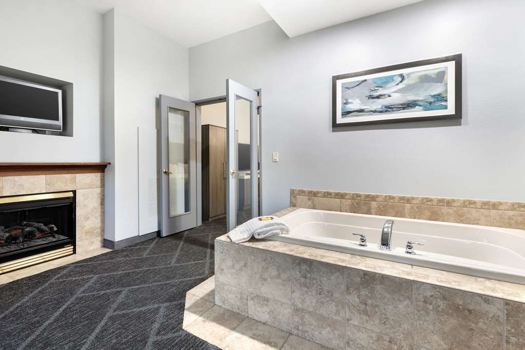 Best Western Plus Appleton Airport/Mall Hotel - Tap to explore photos