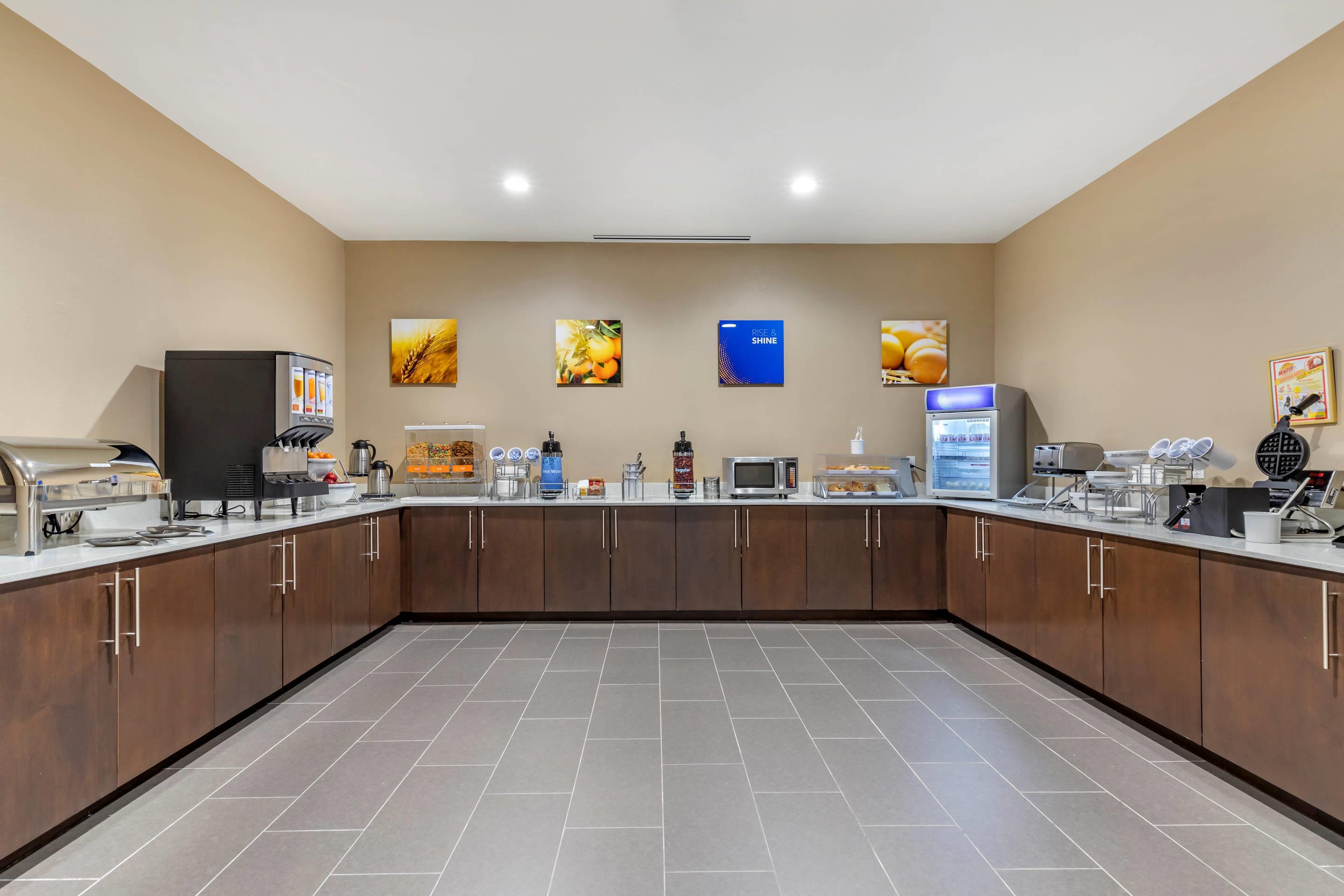 Breakfast area | Comfort Suites San Antonio Ft. Sam Houston/SAMMC Area