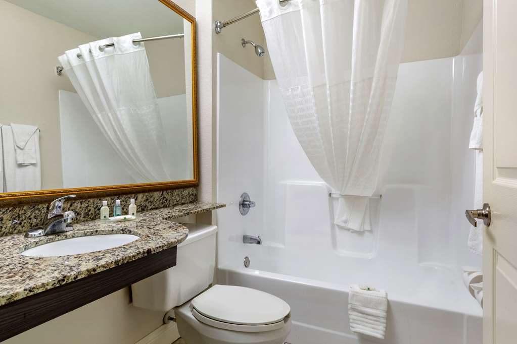 QUALITY INN AND SUITES LONGVIEW-guestroom-Guest Room,Bathroom,On-Site.jpg