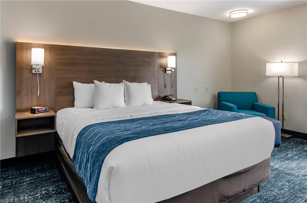 COMFORT INN AND SUITES TROUTVILLE-R-guestroom-Guest Room,On-Site.jpg