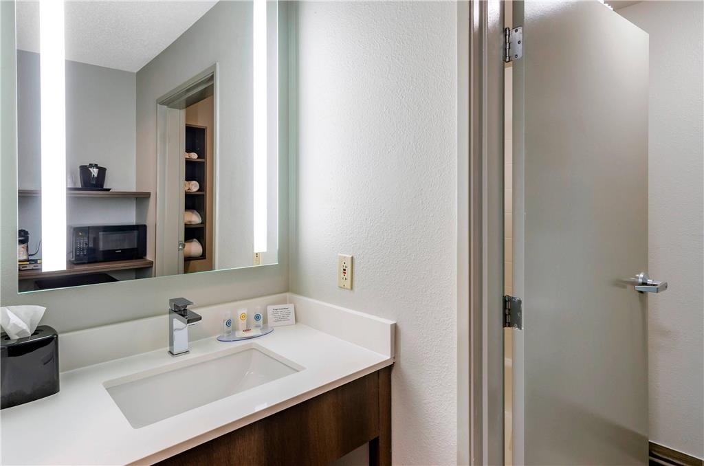 COMFORT INN AND SUITES TROUTVILLE-R-guestroom-Guest Room,Bathroom,On-Site.jpg