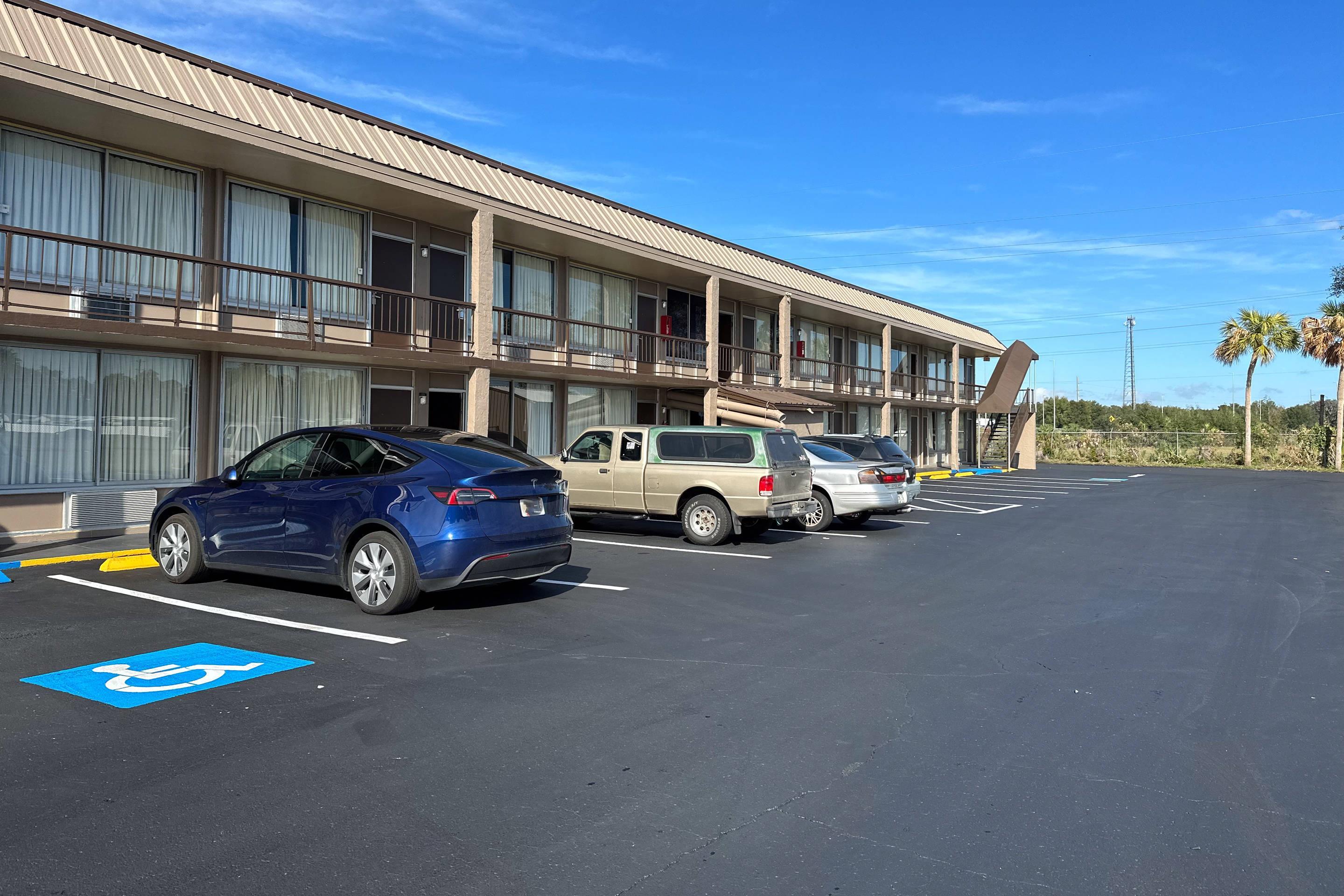 Hotel exterior | Rodeway Inn