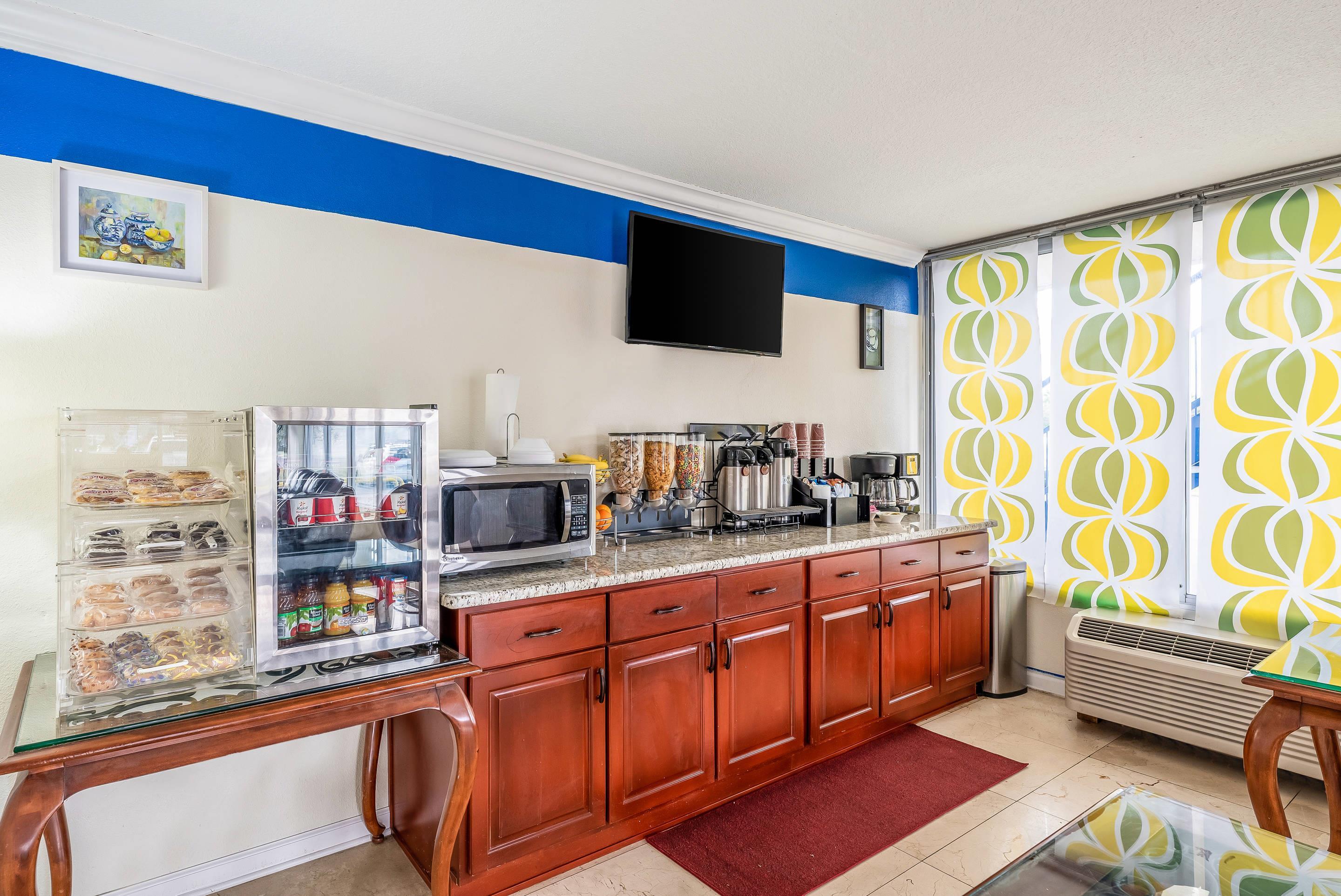 Breakfast counter | Rodeway Inn