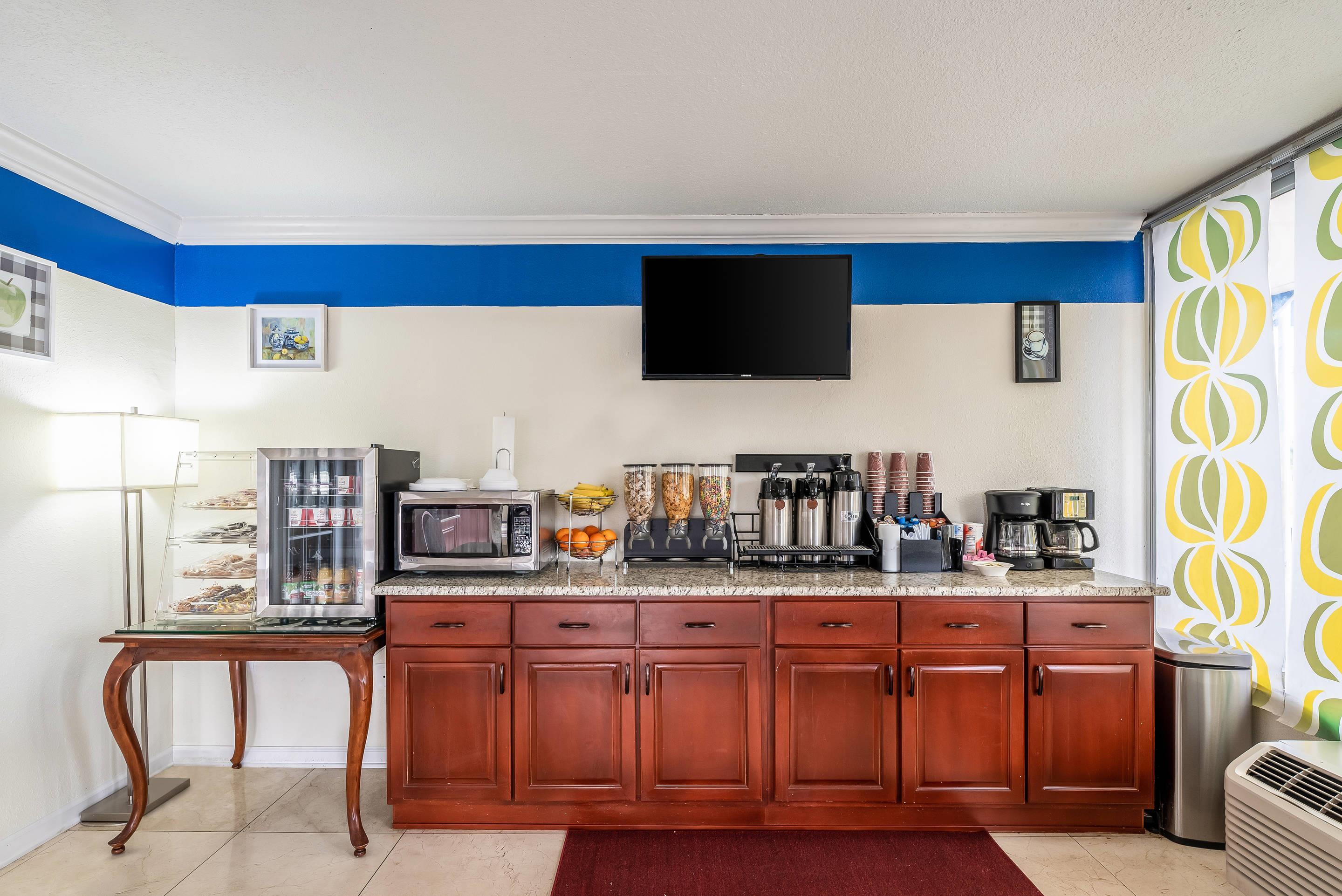 Breakfast counter | Rodeway Inn