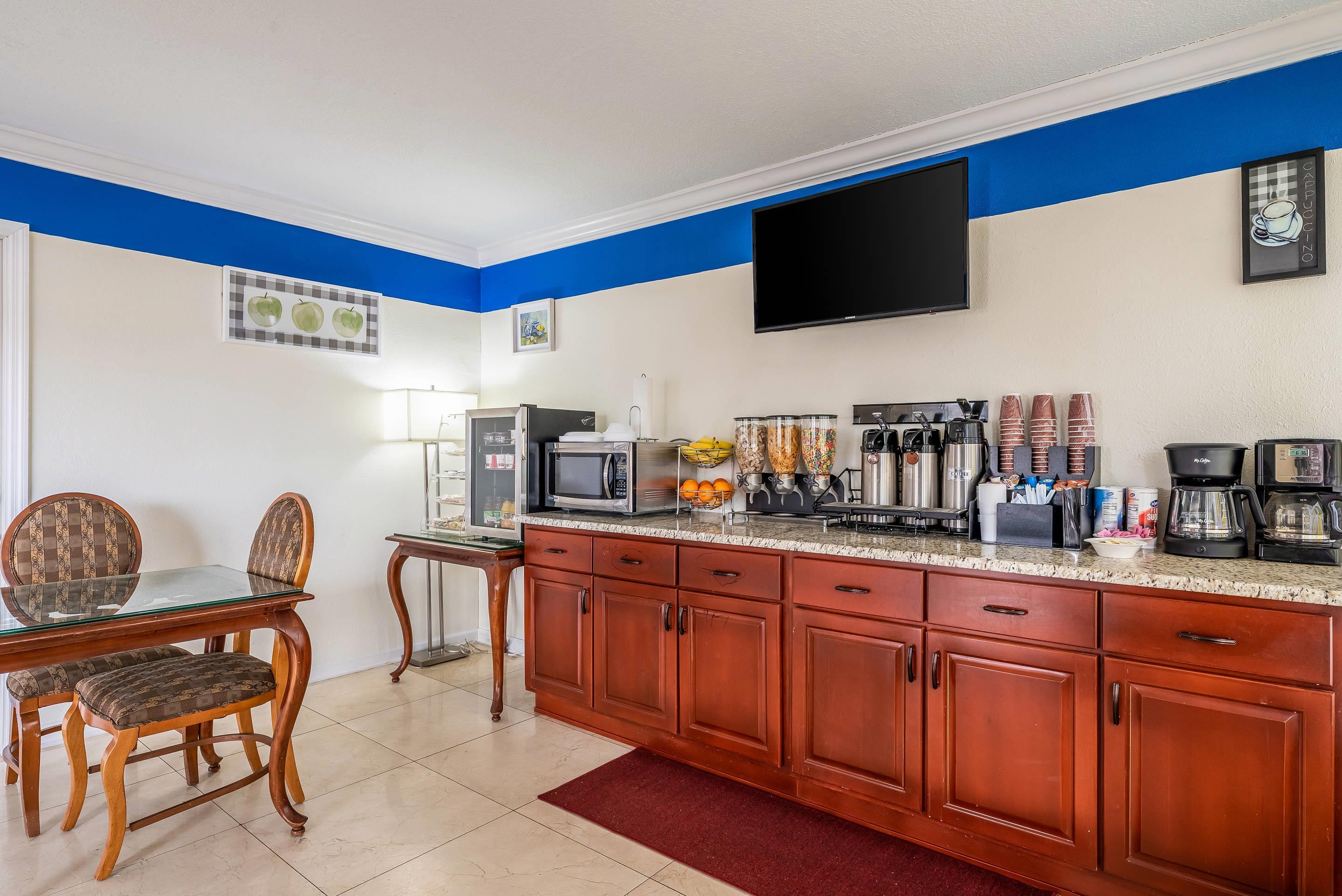 Breakfast counter | Rodeway Inn