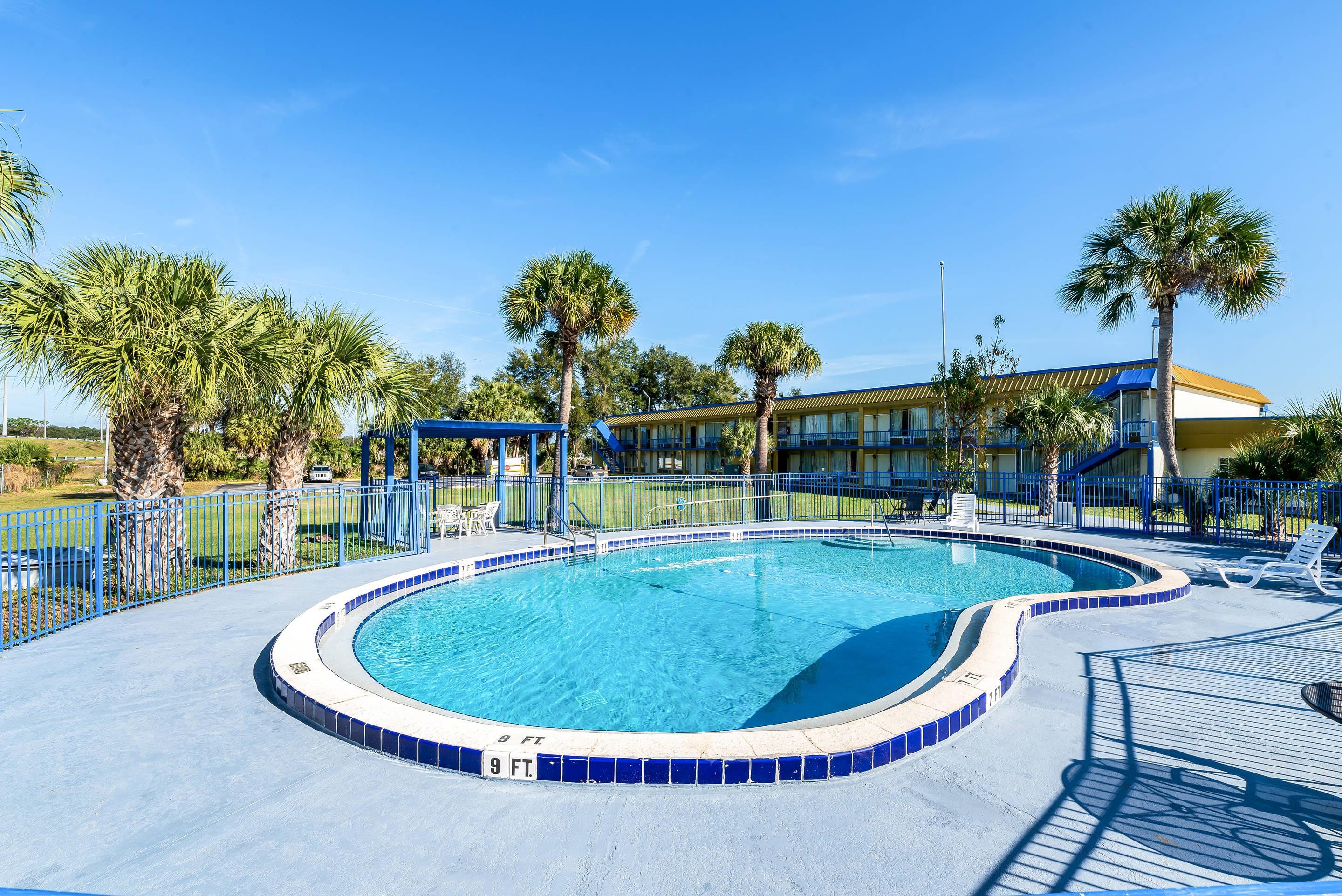 Outdoor pool | Rodeway Inn