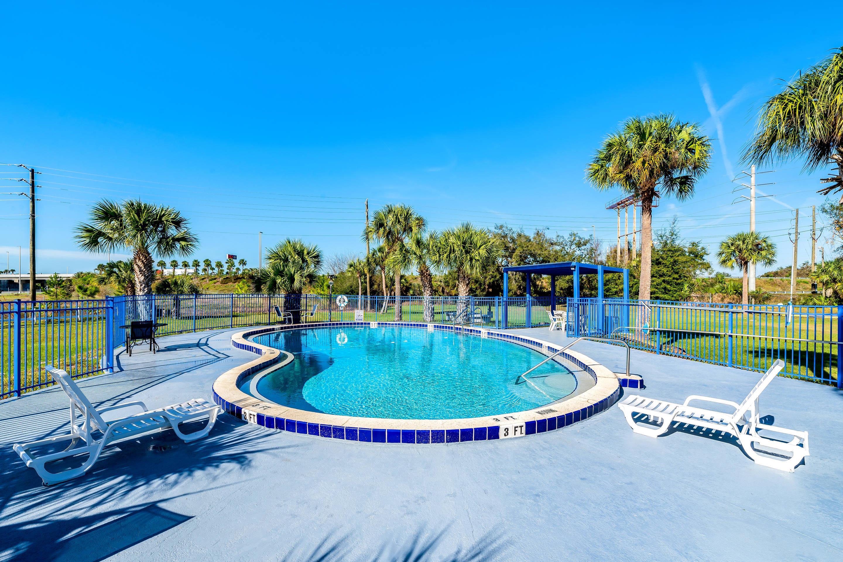 Outdoor pool | Rodeway Inn
