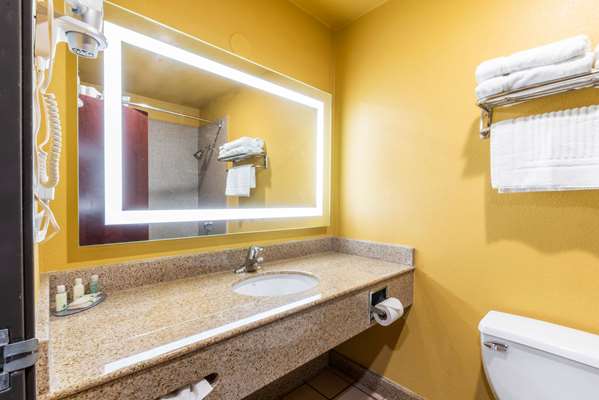  - Quality Inn & Suites Downtown Sacramento - I-5, Exit 520