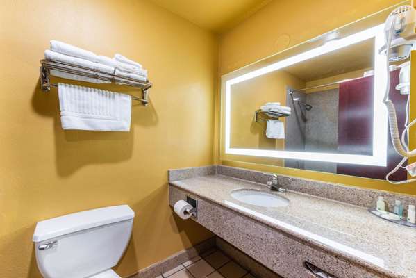 Suite - Quality Inn & Suites Downtown Sacramento - I-5, Exit 520