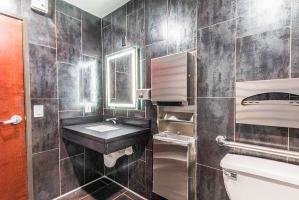  - Quality Inn & Suites Downtown Sacramento - I-5, Exit 520