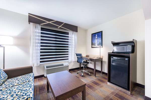 Suite - Clarion Pointe Hotel Madison - I-565, Exit 9