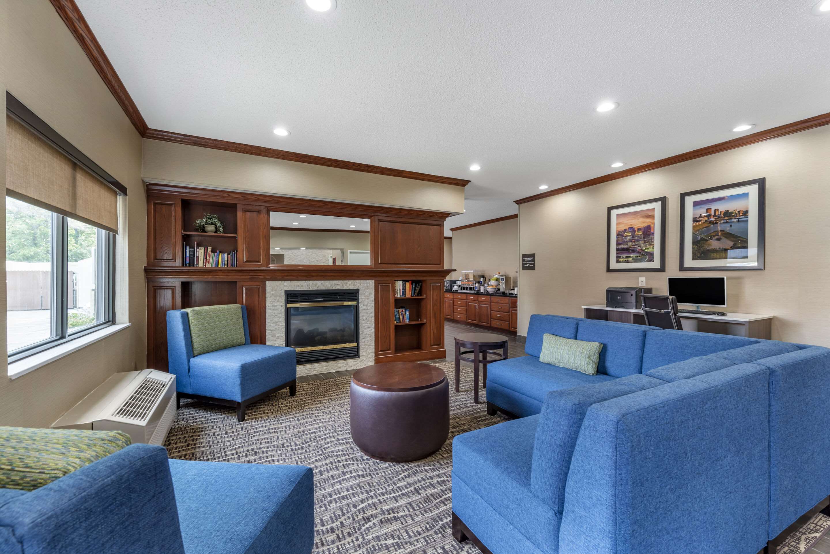 Lobby with sitting area | Comfort Inn & Suites Middletown - Franklin