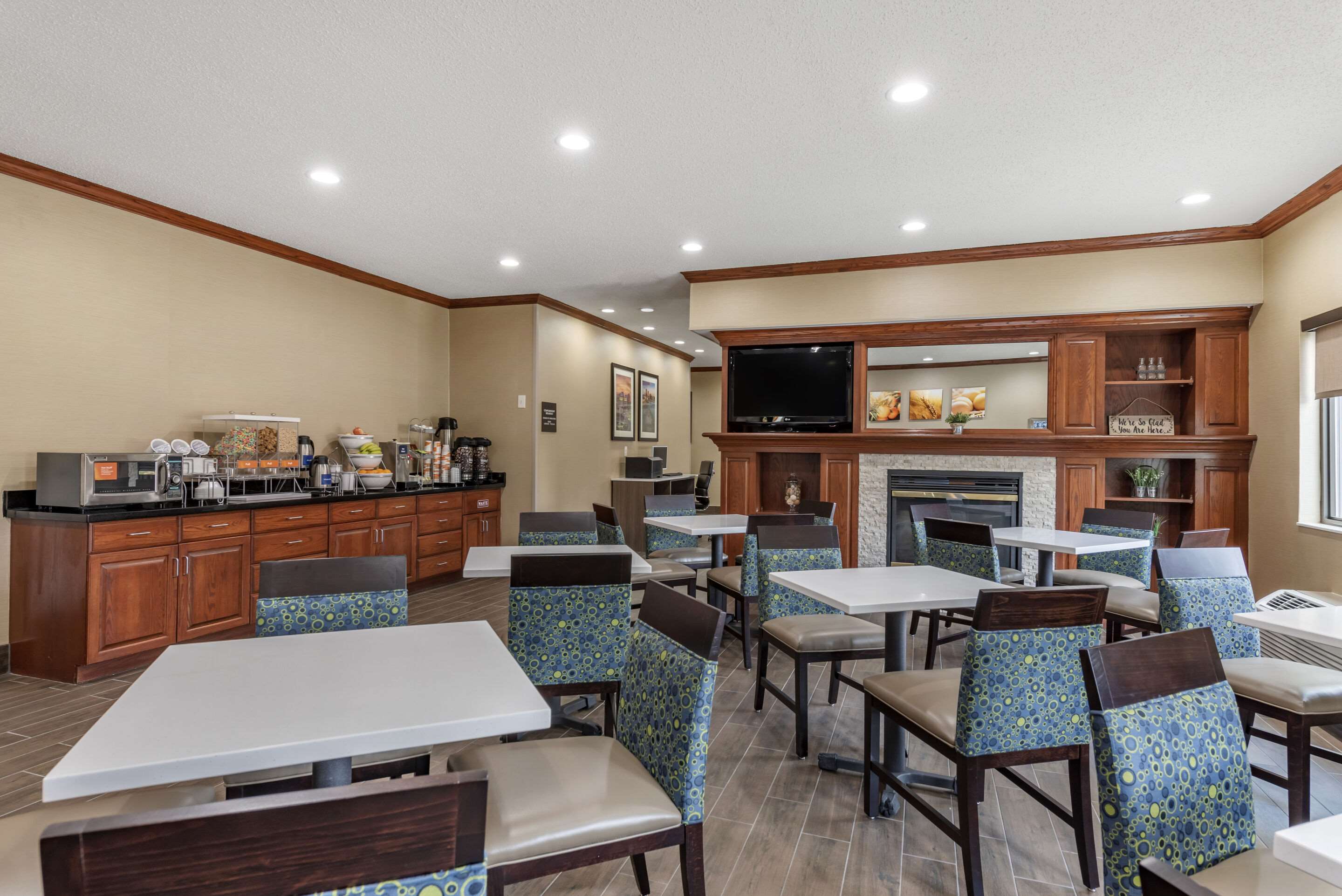 Enjoy breakfast in this seating area | Comfort Inn & Suites Middletown - Franklin