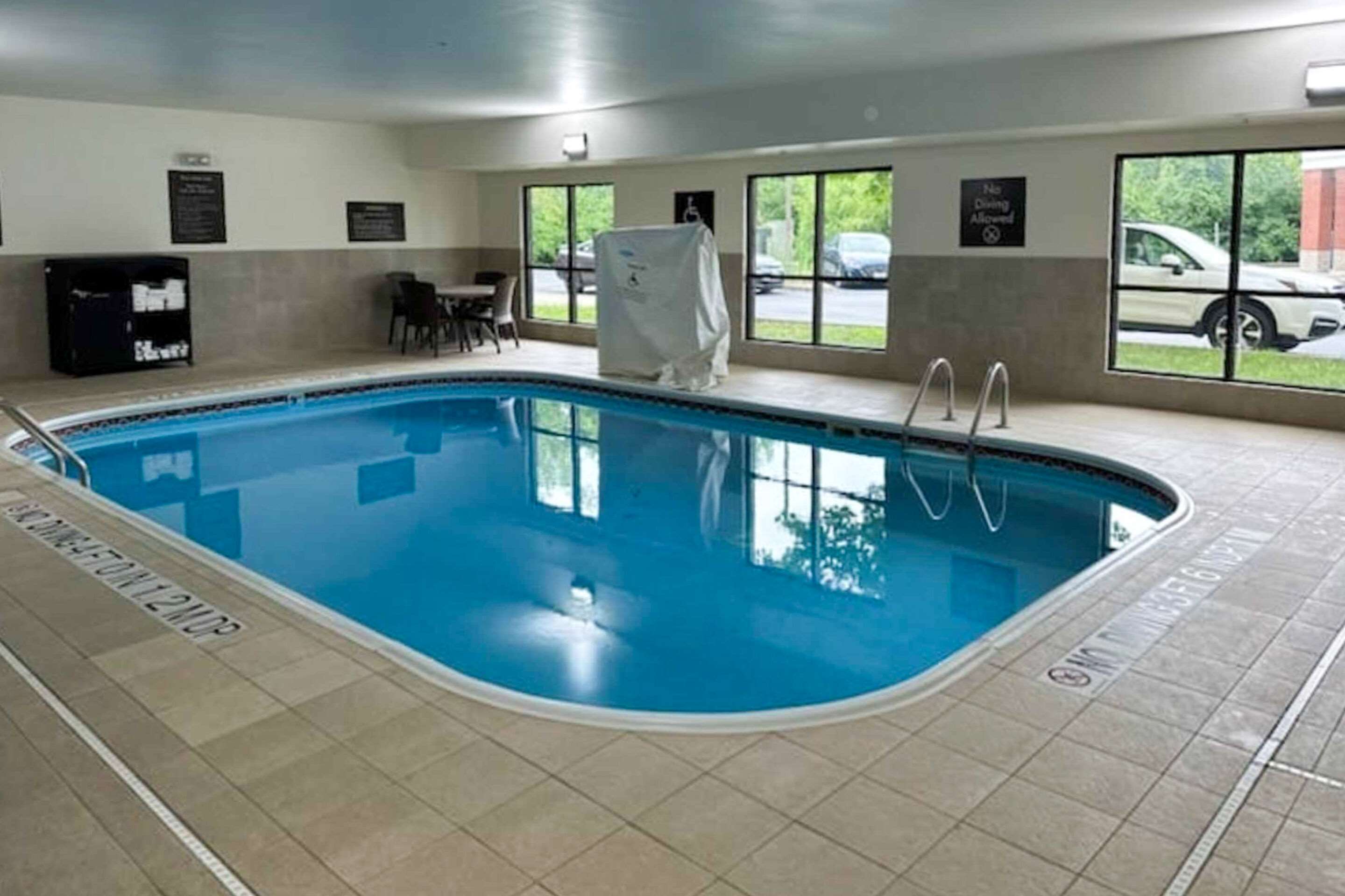 Indoor pool | Comfort Inn & Suites Middletown - Franklin