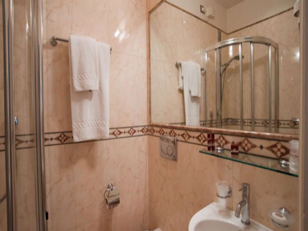 HOTEL GRAN DUCA-guestroom-Guest Room,Bathroom,On-Site.jpg
