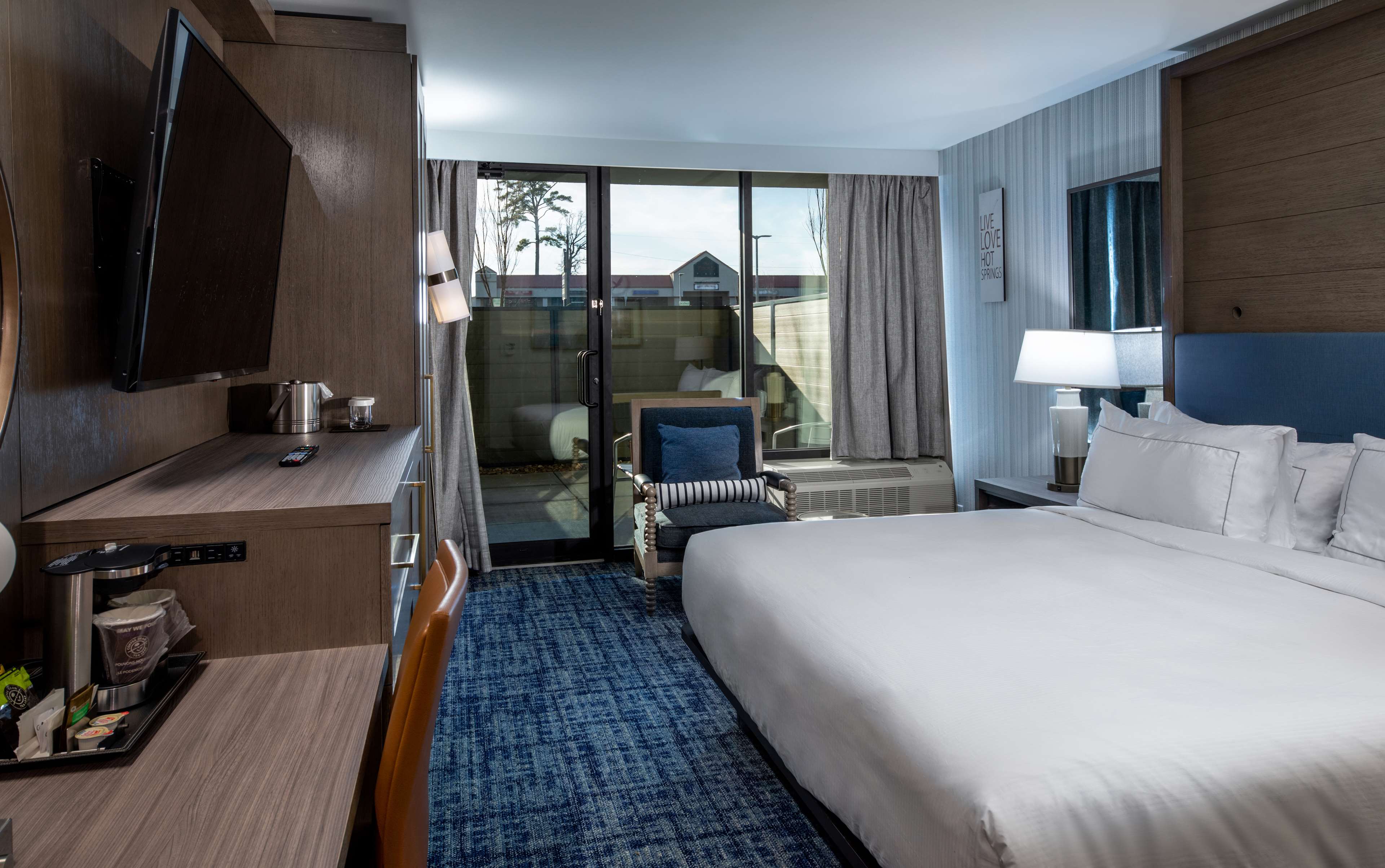 DoubleTree by Hilton Hot Springs Room Type - 1 KING GROUND FLR W  PATIO