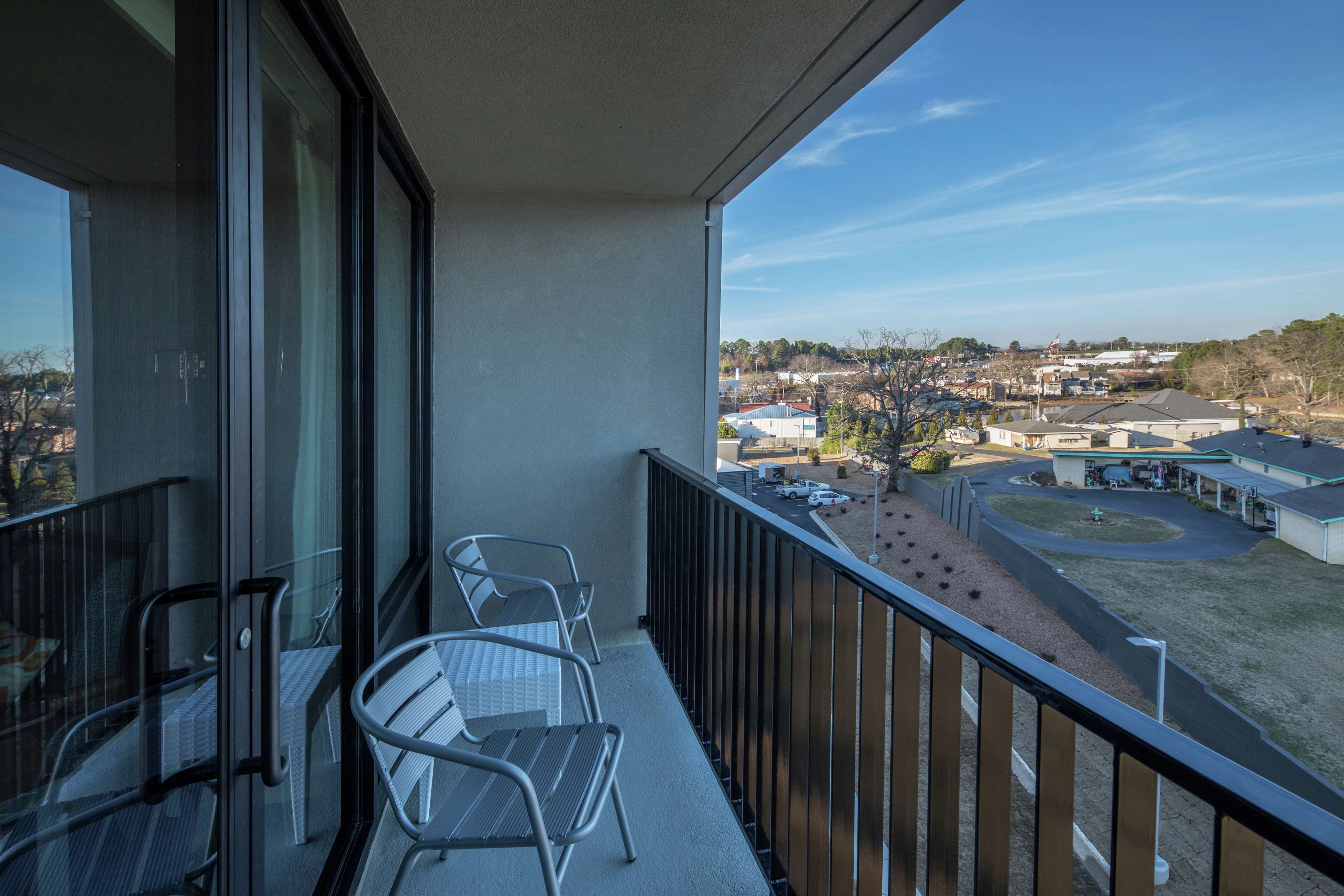 DoubleTree by Hilton Hot Springs Room Type - 1 KING W BALCONY HEAR ACC