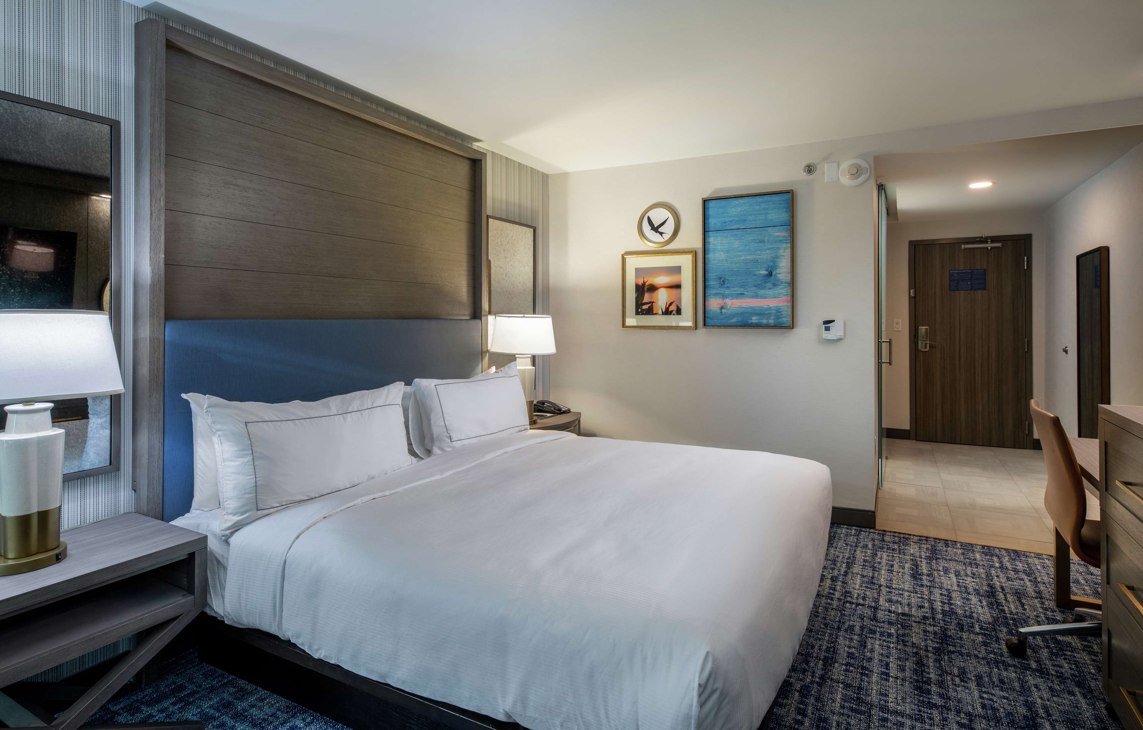 DoubleTree by Hilton Hot Springs Room Type - 1 KING W  BALCONY