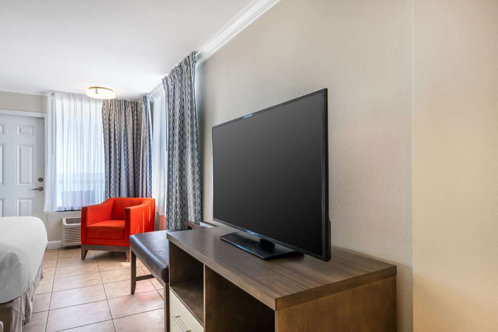 COMFORT INN AND SUITES DAYTONA BEAC-guestroom-Guest Room,Suite,On-Site.jpg