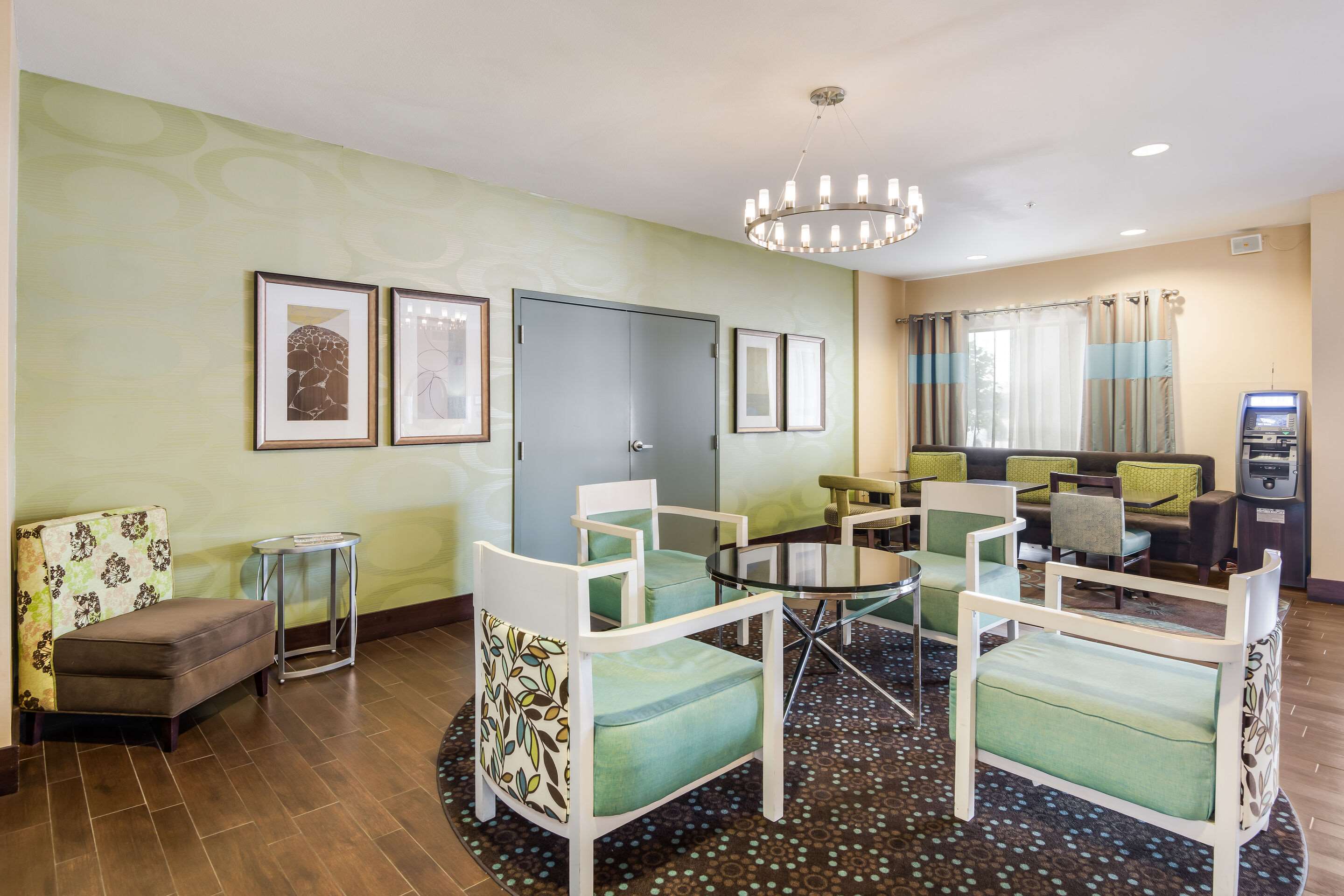 Lobby | Quality Inn & Suites Quincy - Downtown