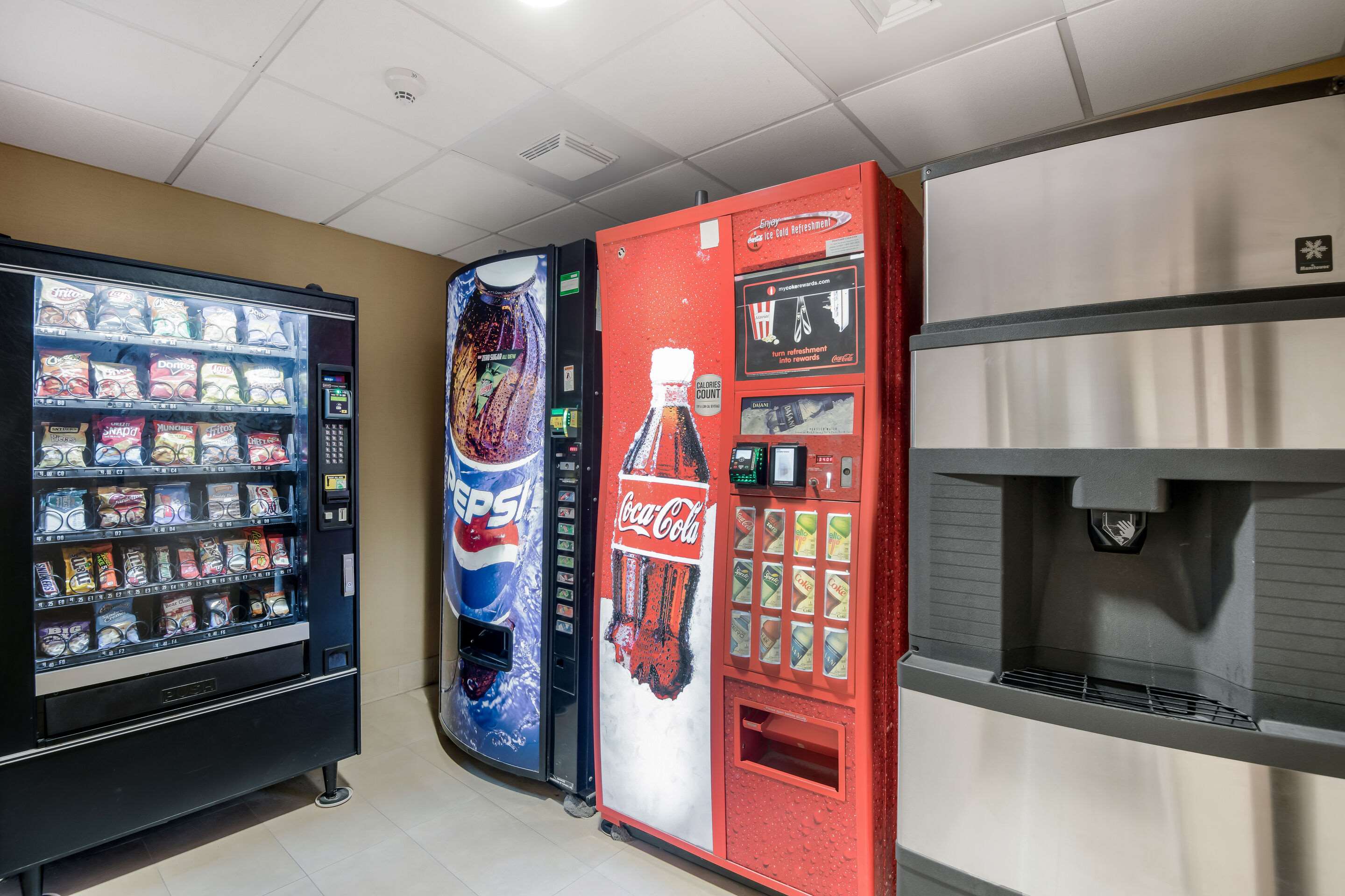 Hotel vending area | Quality Inn & Suites Quincy - Downtown