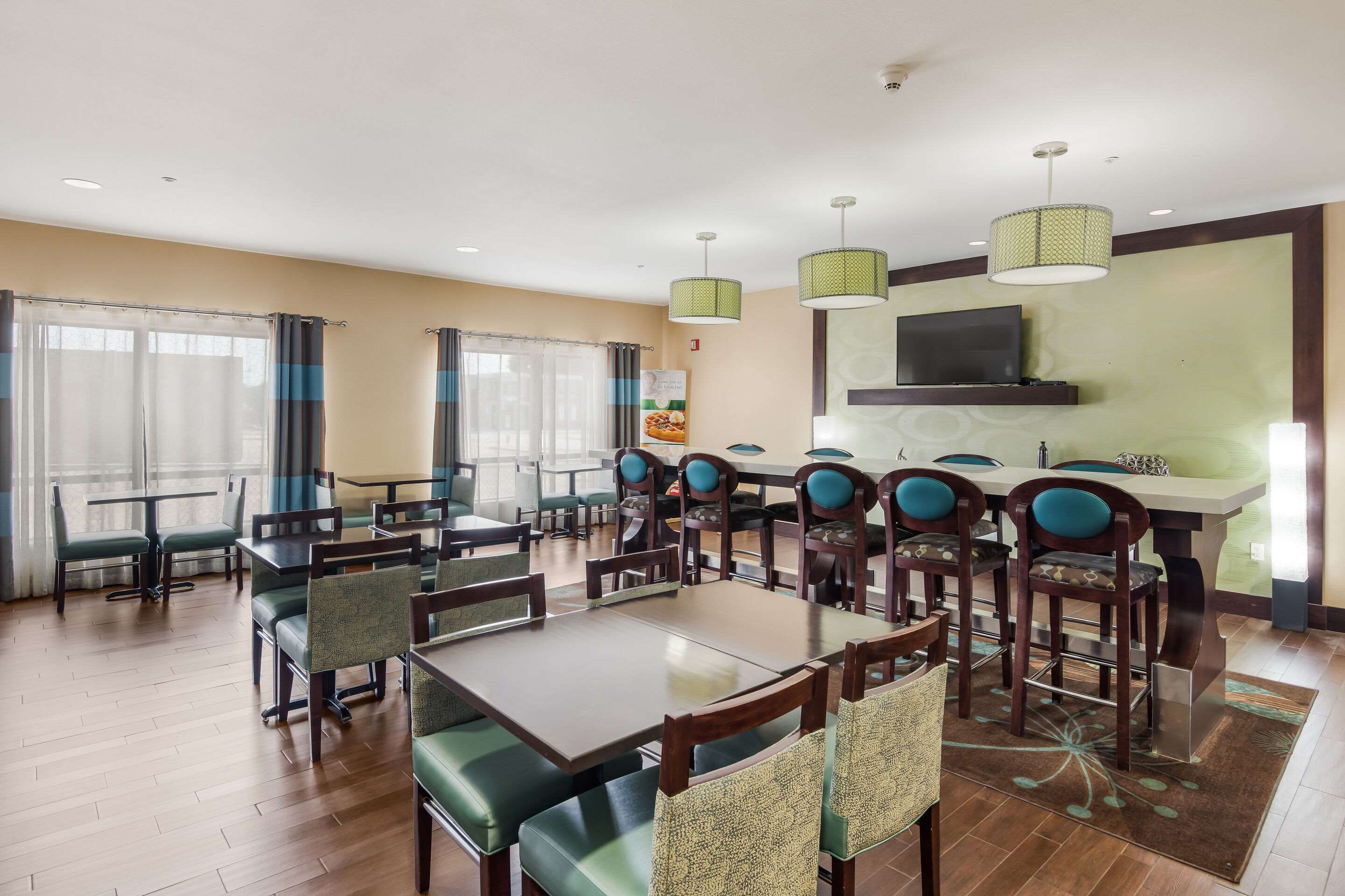 Breakfast area | Quality Inn & Suites Quincy - Downtown