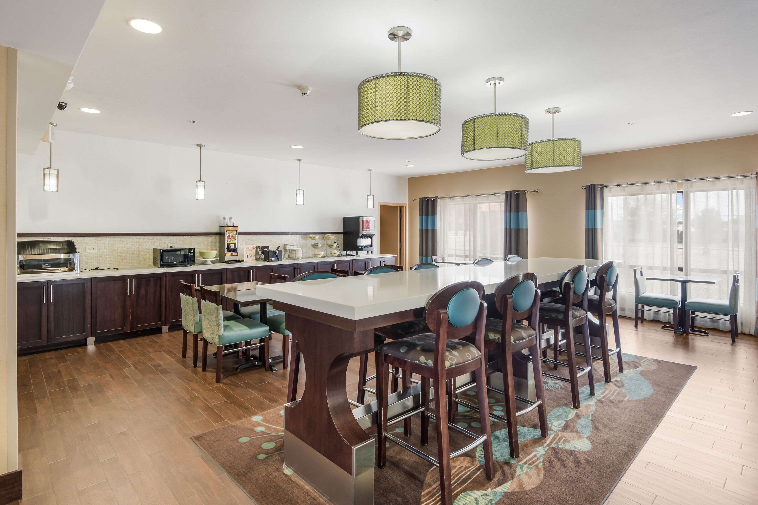 Breakfast area | Quality Inn & Suites Quincy - Downtown