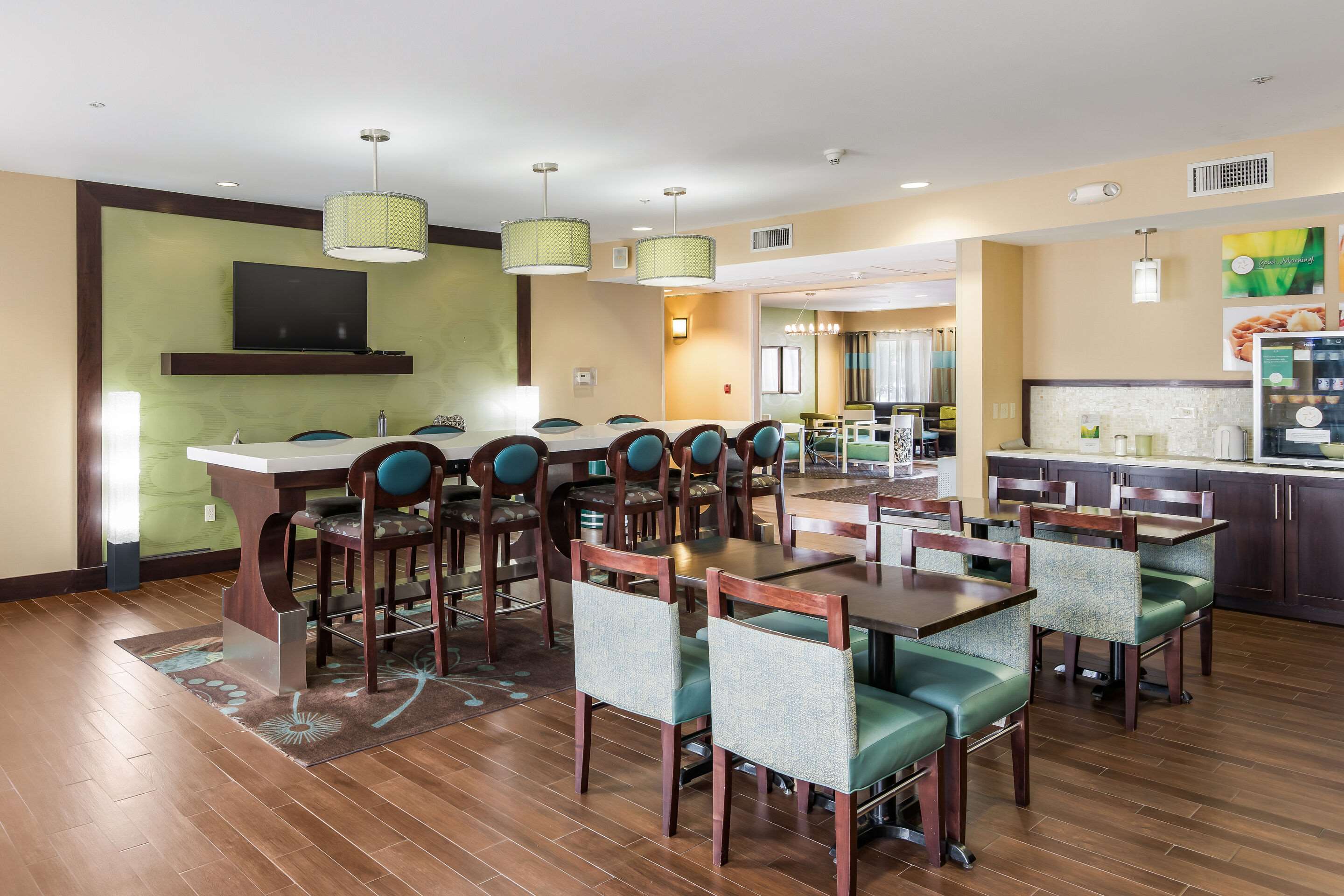 Breakfast area | Quality Inn & Suites Quincy - Downtown