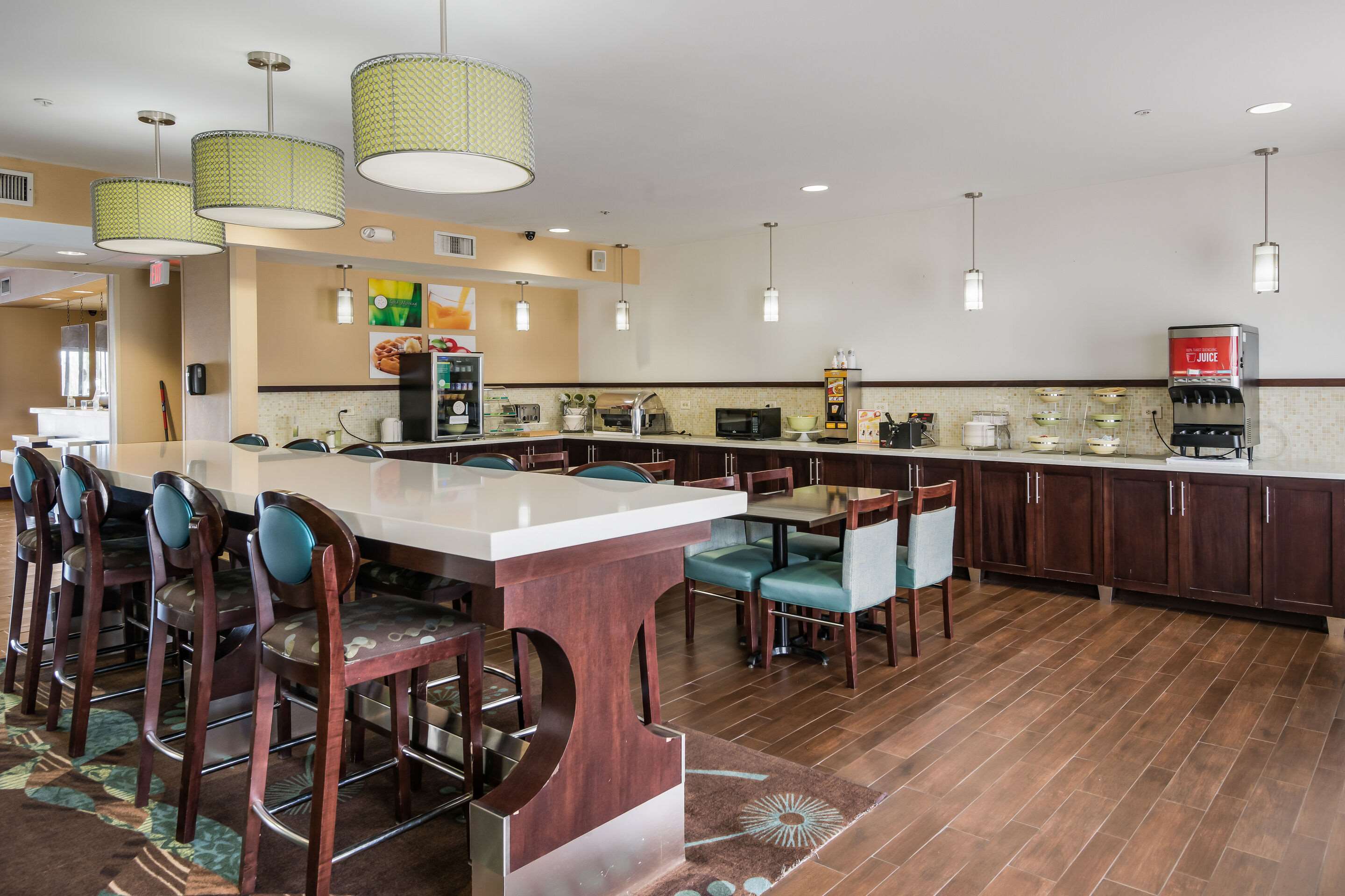 Breakfast area | Quality Inn & Suites Quincy - Downtown