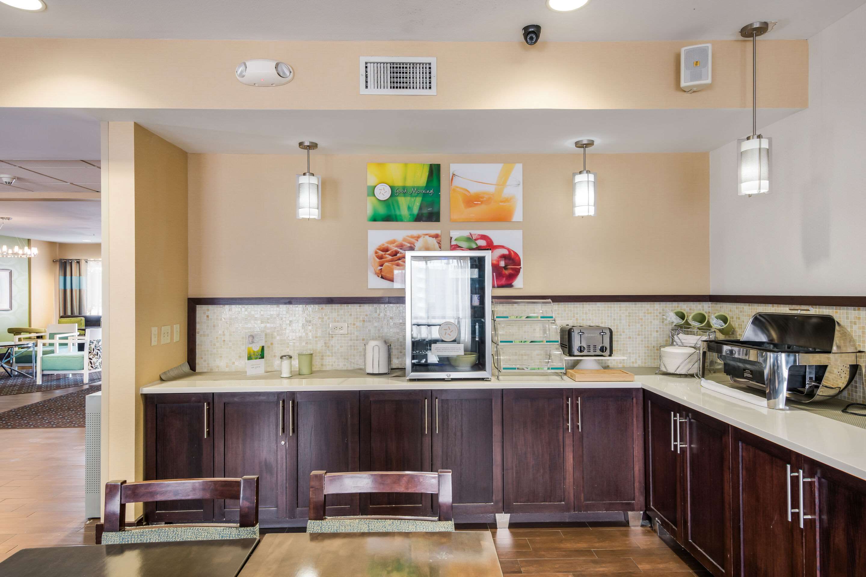 Breakfast area | Quality Inn & Suites Quincy - Downtown
