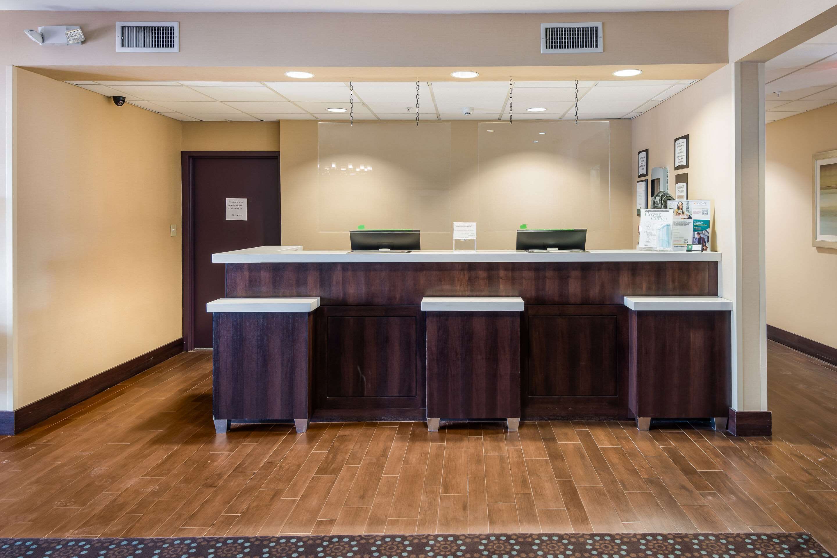 Front desk | Quality Inn & Suites Quincy - Downtown