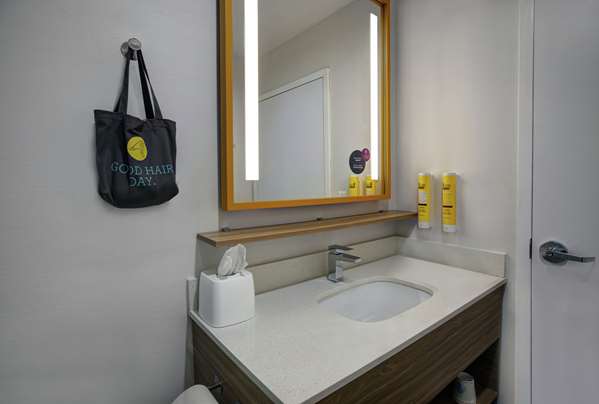  - Tru by Hilton Hotel Airport Austin