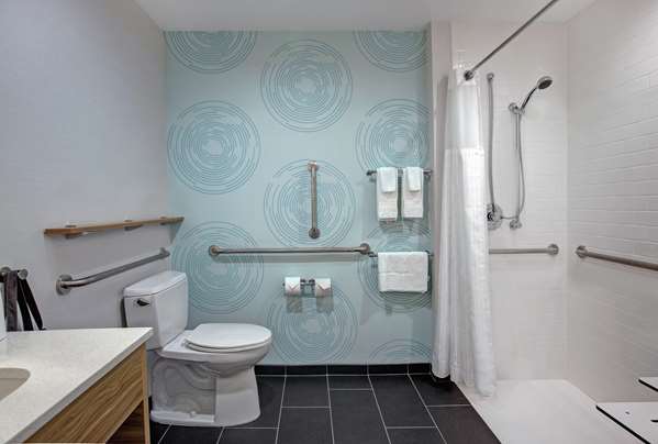  - Tru by Hilton Hotel Airport Austin