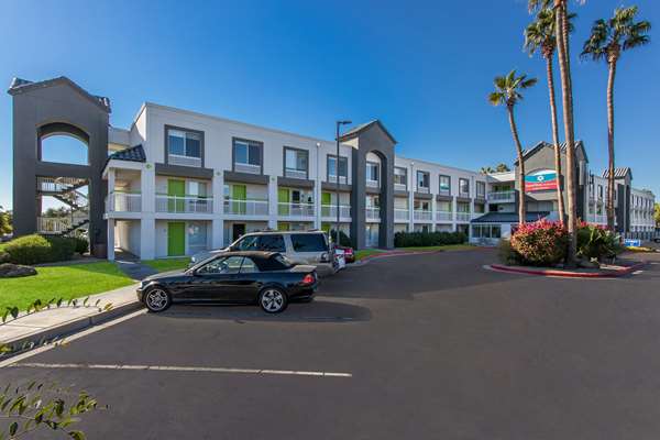 Exterior view - SureStay Plus Hotel by Best Western Scottsdale