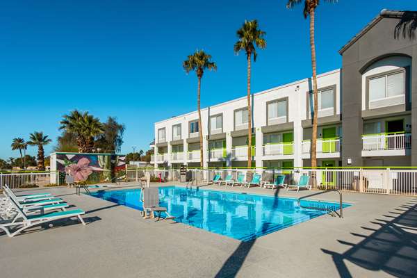 Pool - SureStay Plus Hotel by Best Western Scottsdale