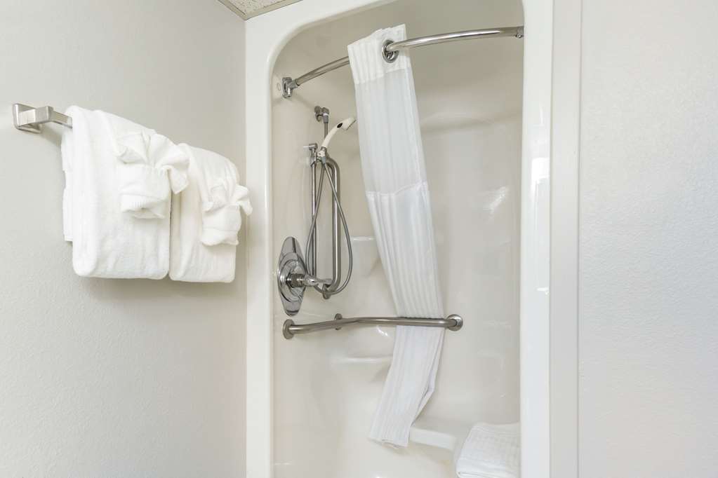 CLARION POINTE RICHMOND NORTH NEAR-guestroom-Guest Room,Bathroom,On-Site.jpg