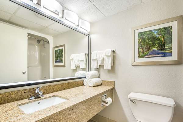  - Clarion Pointe Hotel Richmond - I-75, Exit 90