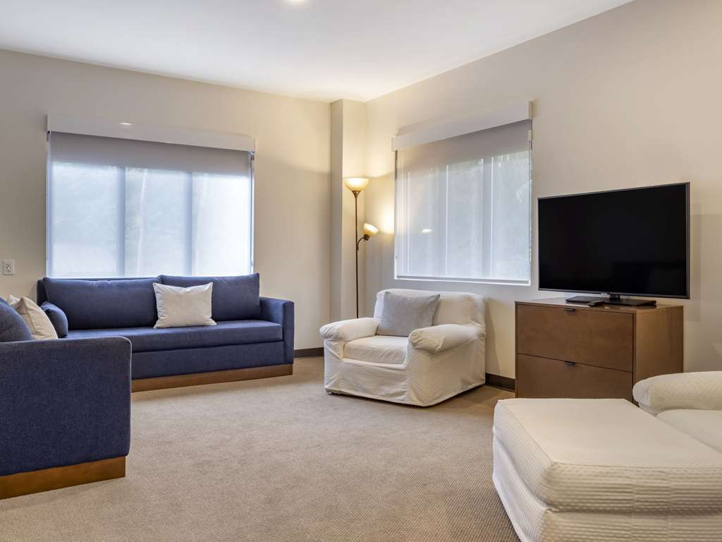 THE CRANBERRY AN ASCEND COLLECTION-guestroom-Guest Room,Suite,On-Site.jpg