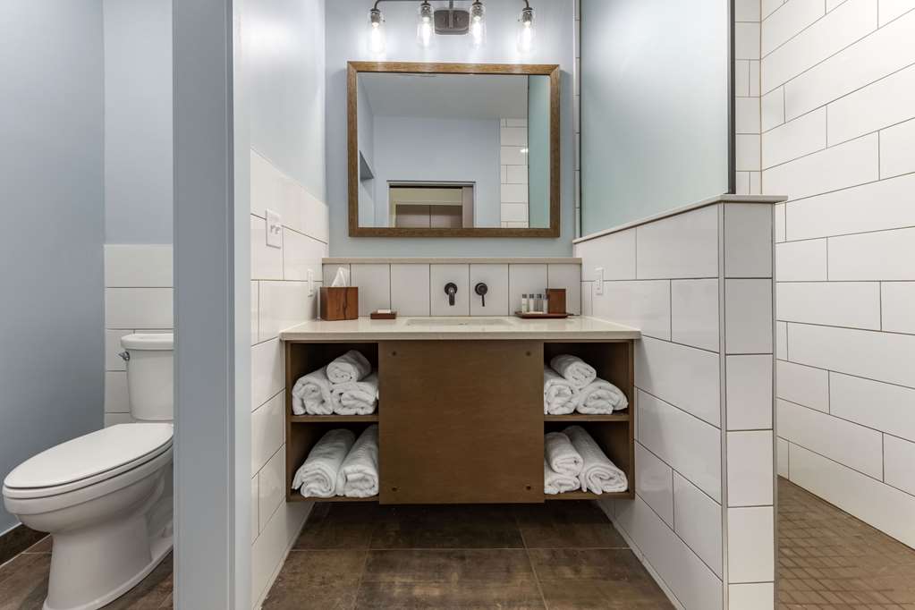 THE CRANBERRY AN ASCEND COLLECTION-guestroom-Guest Room,Bathroom,On-Site.jpg